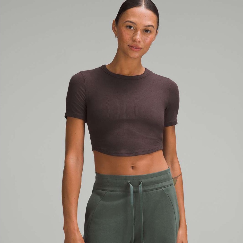 LULULEMON HOLD TIGHT CROPPED T-SHIRT (ESPRESSO)